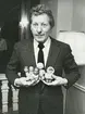 Porträttbild av Danny Kaye 1974 med små stengodsfigurer ur serien All världens barn formgivna för UNICEF av Lisa Larson. <br>
Personer: Danny Kaye