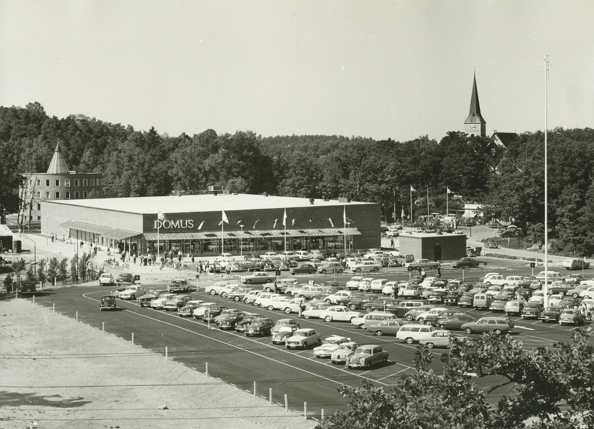 Exteriörbild. Domus och parkeringsplats, Gustavsbergs centrum.