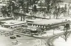 Exteriörbild. Vintertid vid Domus, Gustavsbergs centrum. I bakgrunden bostadshuset Skuggan (nu rivet) och Mariagatan 13.