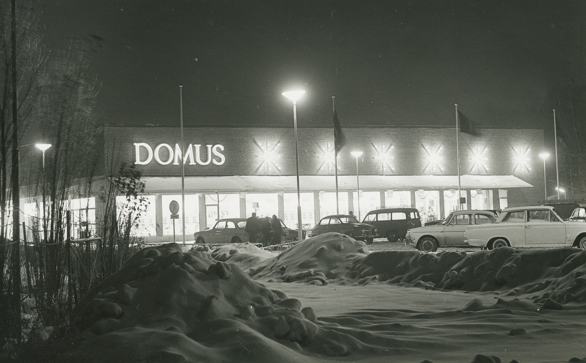 Exteriörbild i vintertid. Domus i kvällsljus, Gustavsbergs centrum.