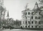 Exteriörbild. Kommunalhuset, Runda huset. I bakgrunden Gustavsbergs kyrka.
Personer: okänd