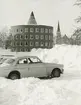 Exteriörbild. Kommunalhuset,  Runda huset. I bakgrunden Gustavsbergs kyrka. Vintertid.