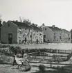 Exteriör. Mariaplan. Tvåvåningshus och lekpark.
Personer: okända