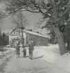 Exteriör. Vinter vid Bergsgatan, Gustavsberg.
Personer: okända