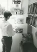 Interiör. Bokbussen. Ambulerande bibliotek. Bibliotekarie.
Personer: okänd