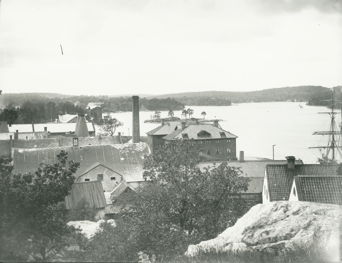 Exteriör. Utsikt över Gustavsbergs fabriksområde och Gula byggningen från Kvarnberget.