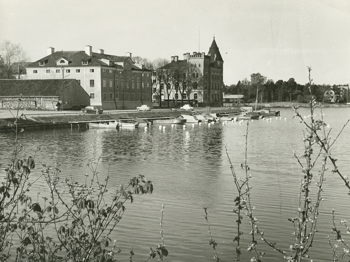 Exteriör. Gula byggningen, Gustavsbergs Hamn och Farstaviken.