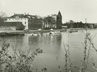 Exteriör. Gula byggningen, Gustavsbergs Hamn och Farstaviken.