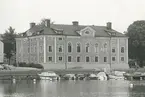 Exteriör. Gula byggningen, Gustavsbergs Hamn och Farstaviken.