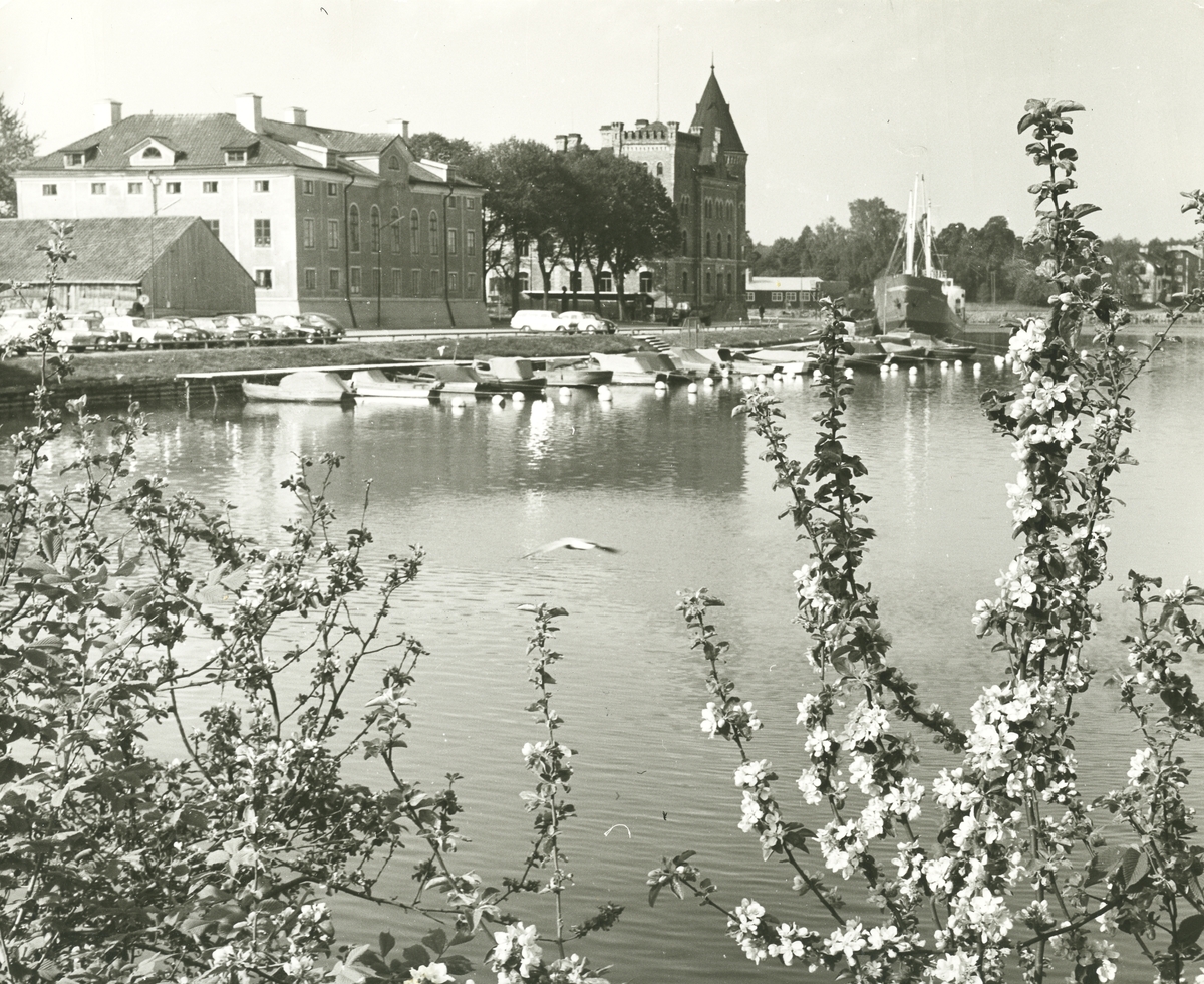 Exteriör. Gula byggningen, Gustavsbergs Hamn och Farstaviken.