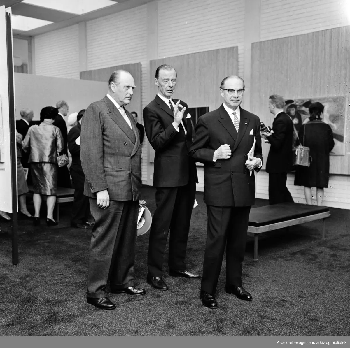 Munchmuseet på Tøyen. Kong Olav blir vist rundt av museets direktør Johan H. Langaard. Mai 1963