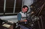 Typografen Rolf Johansson vid sättmaskinen