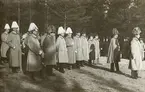 Text i fotoalbum: Invigning af Garnisonens Nya kyrkogård 18. okt. 1914.

På bild, från höger: General Jungstedt, Major Rignell, Öfverstelöjnt. Murray Ing 3, Öfverste Thorssell Ing 1, Öfverste Bergman A 9, Öfverste Torén A 1, Öfverste Fallenius I 2, Öfverste Hult I 1, Kommendanten öfverste Ankarcrona, Öfverste Rosenblad K 2. Örvestelöjnt. Ribbing I 2.