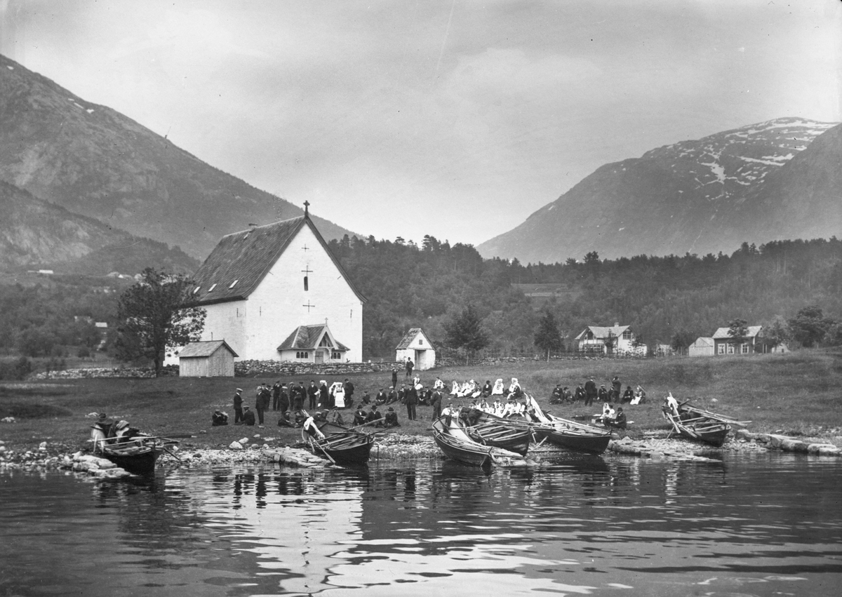 Bryllaup ved steinkyrkja i Kinsarvik, båtstø ved Almerket.