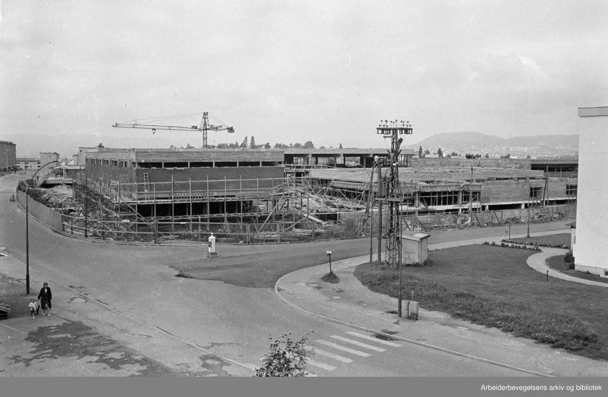 Manglerud butikksenter under bygging. Juli 1965