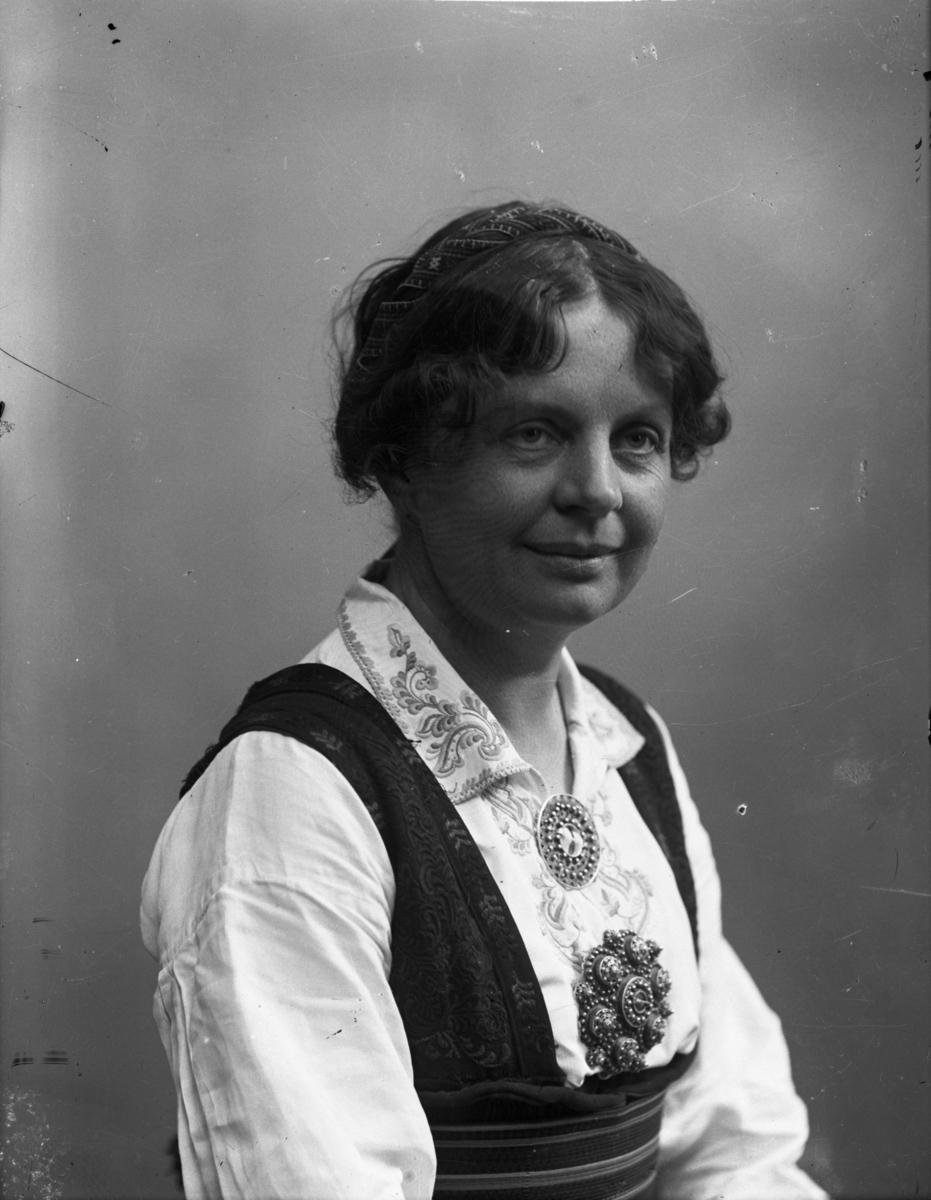 Rikard Berges fotoarkiv. Portrett av Johanna Bugge Berge. Fotografert ca. 1920.