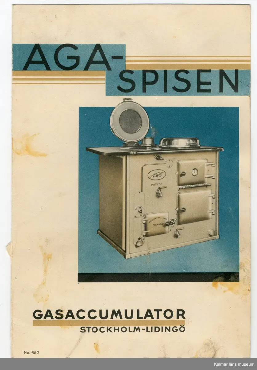 KLM 46183. Broschyr, 4 stycken. Av papper. Broschyrer med information om AGA-spisens skötsel och med anvisningar för tillagning av vissa maträtter.