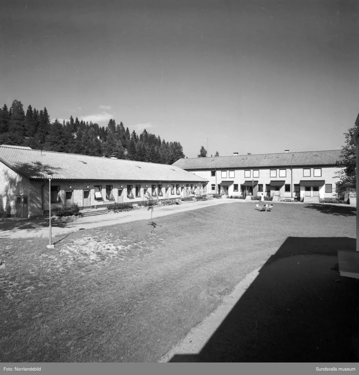 Nya epidemisjukhuset vid Sundsvalls sjukhus, exteriör- och interiörbilder. Invigdes 1955 efter att gamla Epidemin vid Ludvigsbergsvägen lagts ned.