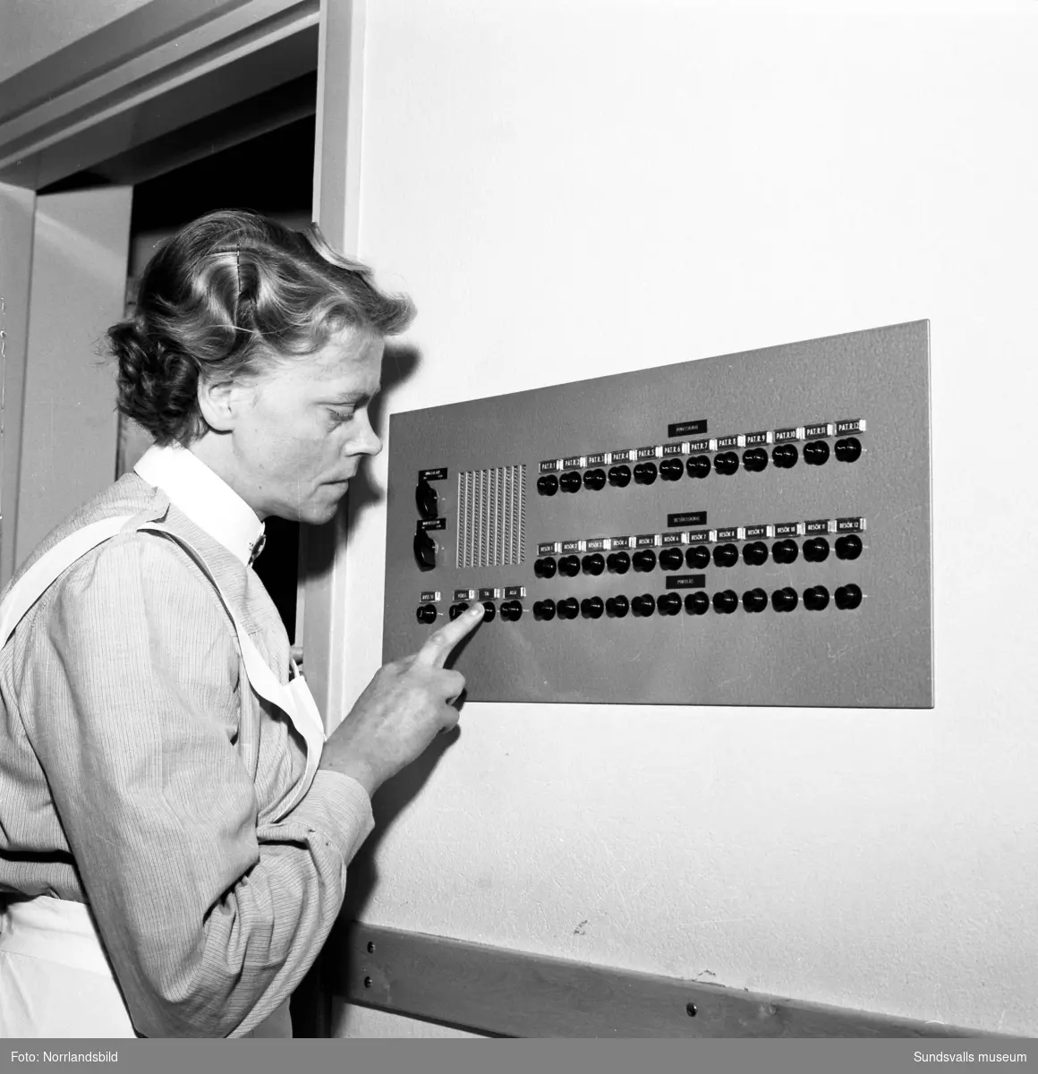 Nya epidemisjukhuset vid Sundsvalls sjukhus, exteriör- och interiörbilder. Invigdes 1955 efter att gamla Epidemin vid Ludvigsbergsvägen lagts ned.