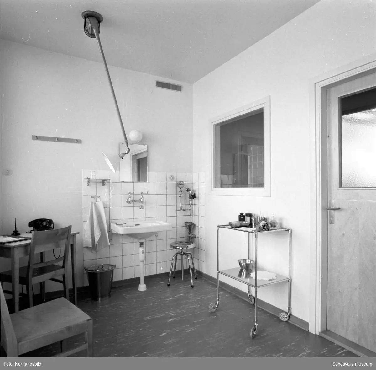 Nya epidemisjukhuset vid Sundsvalls sjukhus, exteriör- och interiörbilder. Invigdes 1955 efter att gamla Epidemin vid Ludvigsbergsvägen lagts ned.