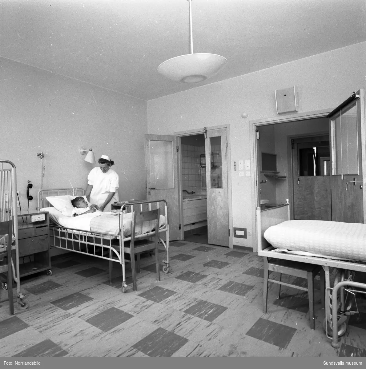 Nya epidemisjukhuset vid Sundsvalls sjukhus, exteriör- och interiörbilder. Invigdes 1955 efter att gamla Epidemin vid Ludvigsbergsvägen lagts ned.