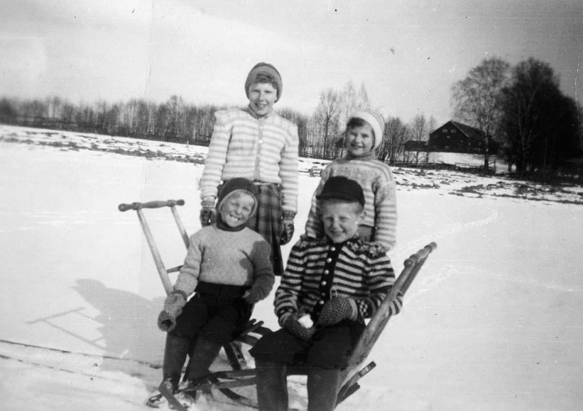 Gruppe 4 barn, vinter, sparkstøtting. Foran f.v. Ivar Holt, Oliver Holt. Bak f.v. Gerd Østvold, Randi Holt. Ottestad.