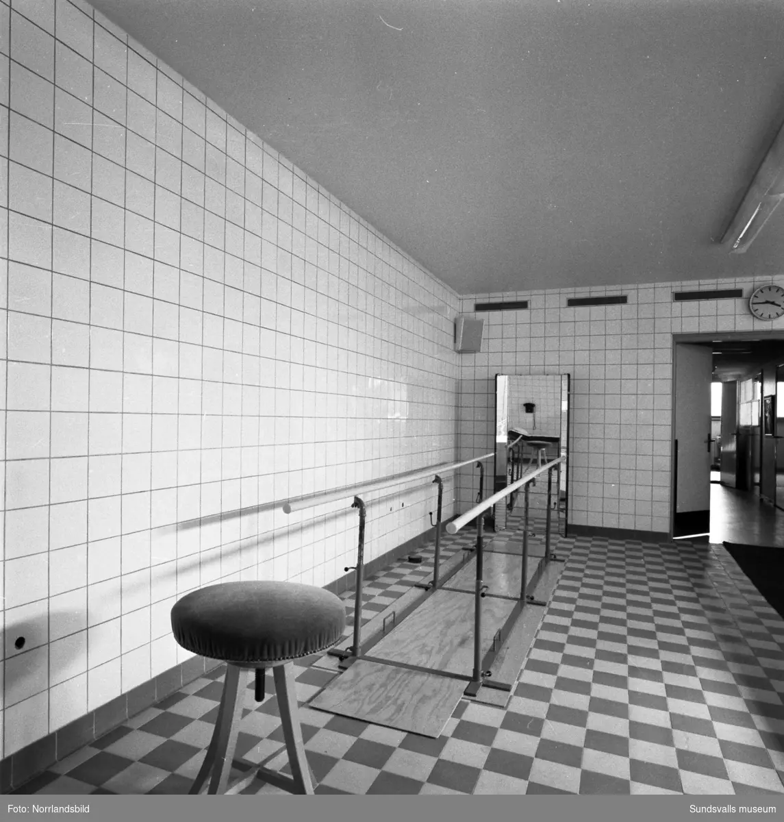 Nya epidemisjukhuset vid Sundsvalls sjukhus, exteriör- och interiörbilder. Invigdes 1955 efter att gamla Epidemin vid Ludvigsbergsvägen lagts ned.