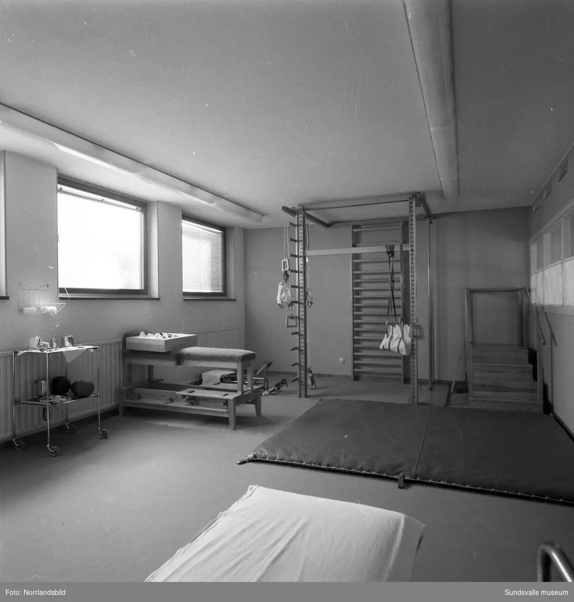 Nya epidemisjukhuset vid Sundsvalls sjukhus, exteriör- och interiörbilder. Invigdes 1955 efter att gamla Epidemin vid Ludvigsbergsvägen lagts ned.
