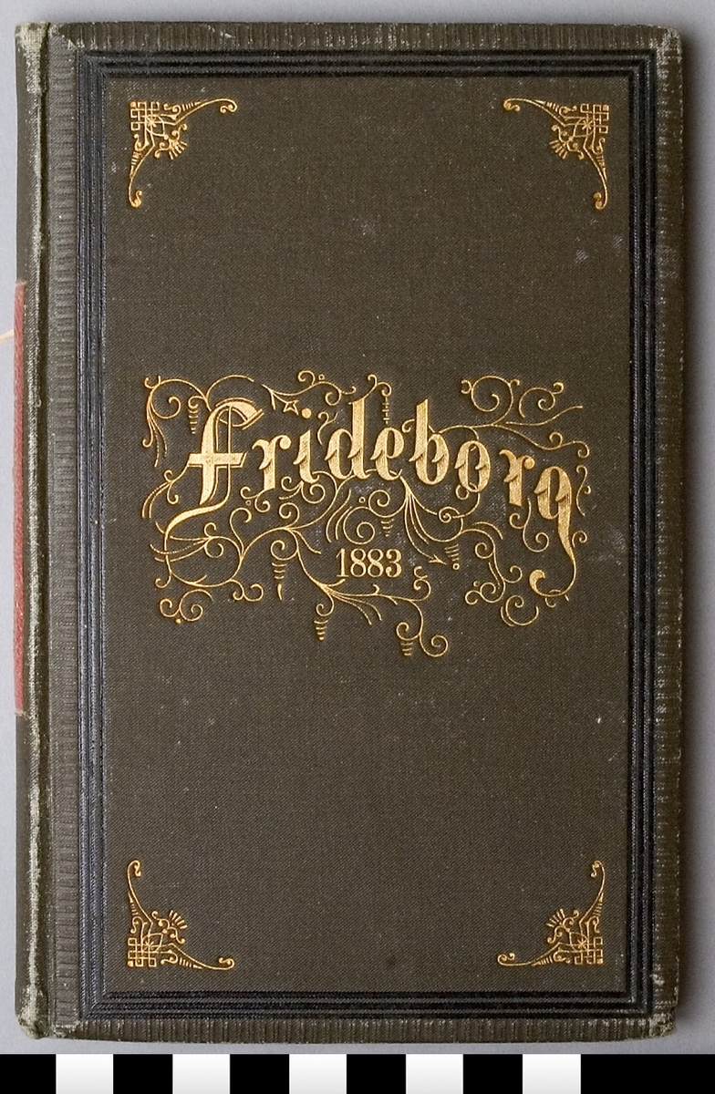 Bok, inbunden med mörkgrått klotband med tryck i guld på framsidan: titeln Frideborg 1883 samt dekorativa element. Röd skinnetikett på ryggen med titeln i guld. På titelsidan: FRIDEBORG FOLKKALENDER FÖR 1883. UTGIFVEN AF B. WADSTRÖM. SJUTTONDE ÅRGÅNGEN. MED 7 PORTRÄTT OCH 20 TECKNINGAR STOCKHOLM, EVANGELISKA FOSTERLANDSSTIFTELSENS FÖRLAGS-EXPEDITION. 168 sidor med olika berättelser, betraktelser och dikter, skrivna av olika anonyma författare, samt illustrationer i form av litografier. Innehållet har en starkt religiös prägel.