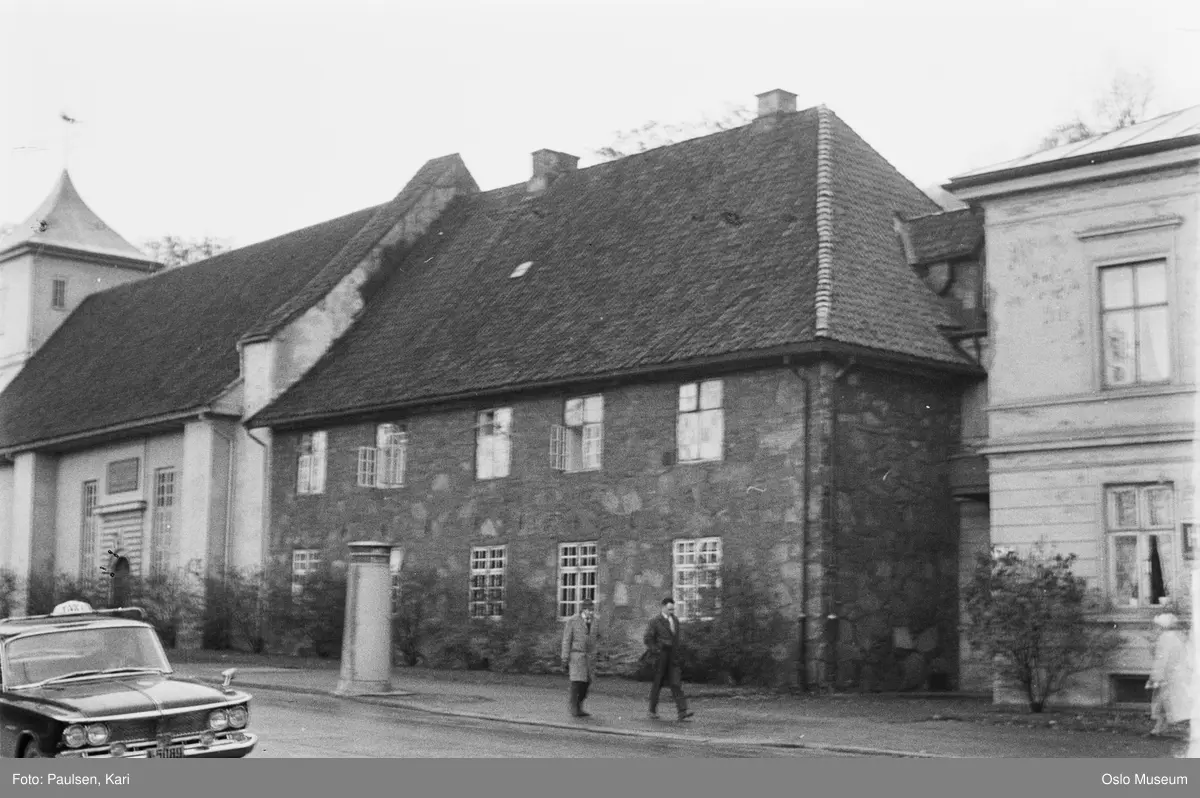 Oslo Hospital, Gamlebyen kirke, bil, drosje, menn