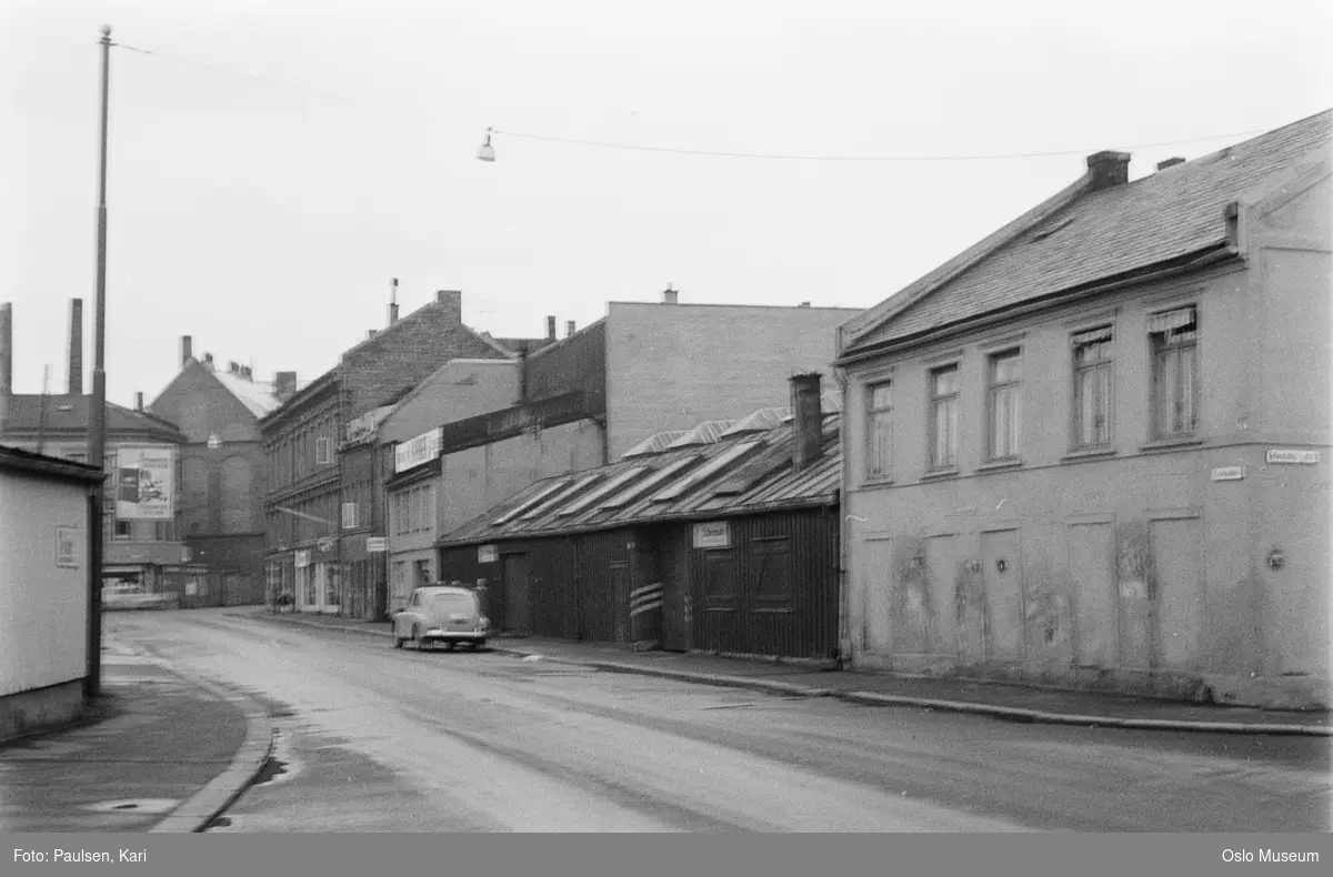 gateløp, fabrikkbygninger, bygårder, bil