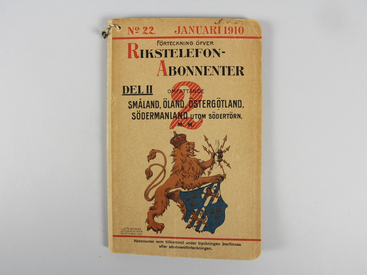 Telefonkatalog, del II, omfattande abonnenter i Småland, Öland, Östergötland, Södermanland utom Södertörn m m. Inbunden med pappomslag. Innehåller även uppgifter om stationer, taxor, hur man ringer med mera. 204 sidor. Hål i övre vänstra hörnet med blågult snöre för upphängning, ursprungligt.