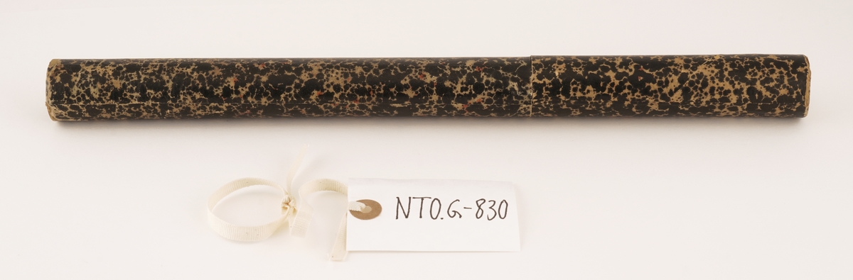 Alkoholmeter av glass  som ligger i et etui av papp