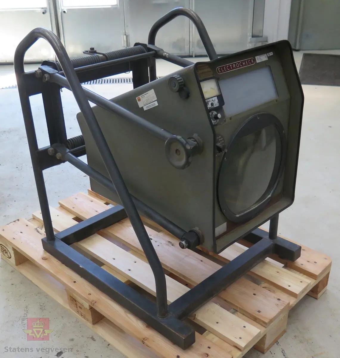 Grønt apparat med svart ramme  Avlesning av lysstyrke og lysbilde. Merking fra ulike aktører.