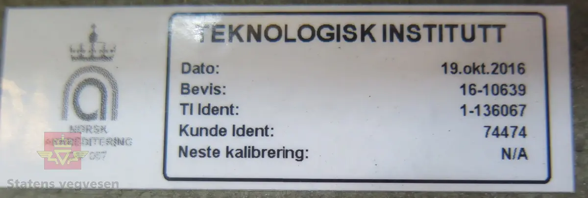 Grønt apparat med svart ramme  Avlesning av lysstyrke og lysbilde. Merking fra ulike aktører.
