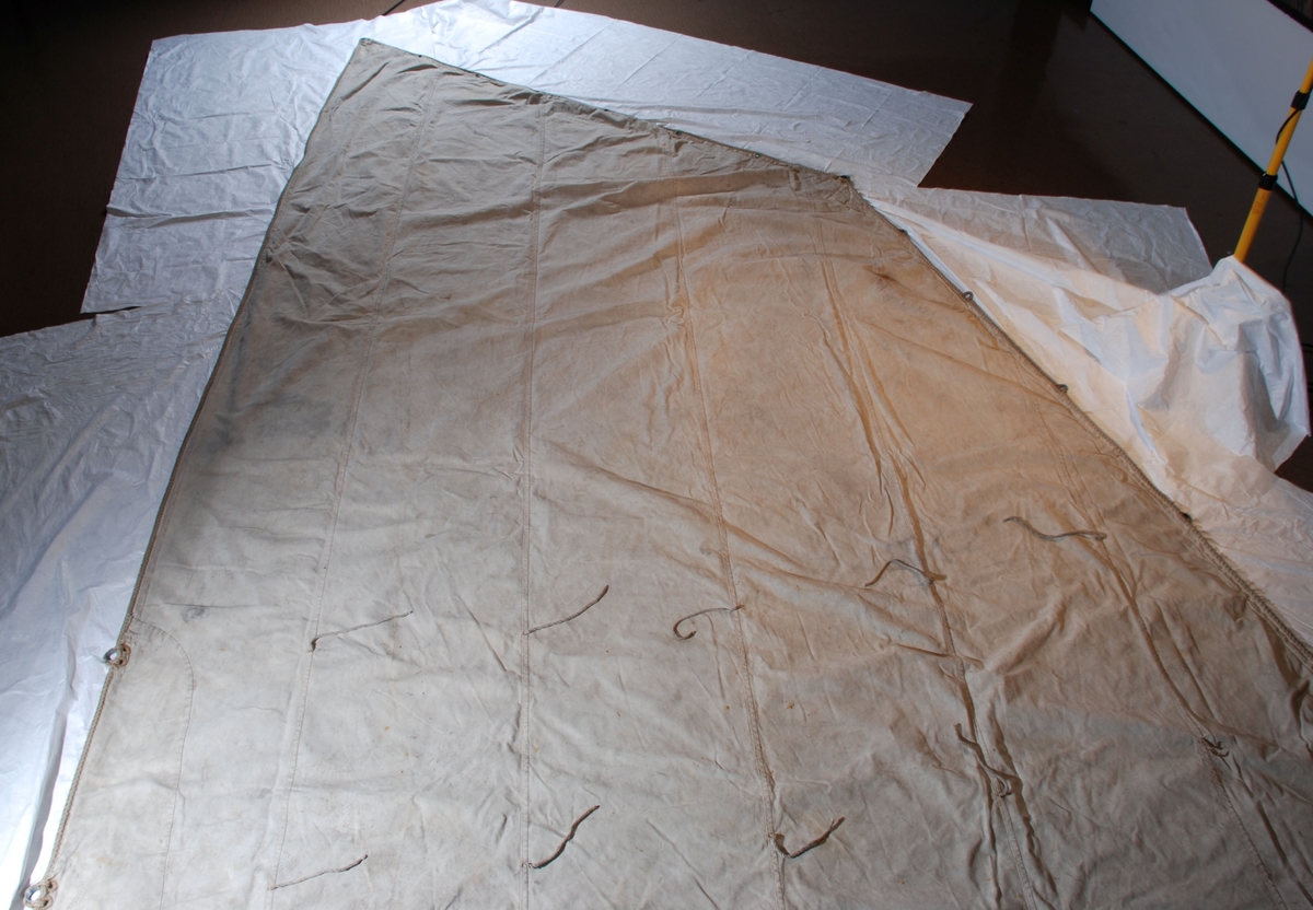 Segl er sydd av 6 delar, det er påsydd 10 stk revband. Ved masten og bommen er det tilsaman 14 maljer. Elles 2 rev og 2 skøyter nede i hjørner. Segl er kanta med tau som er sydd til seglet. Seglet har firkanta form