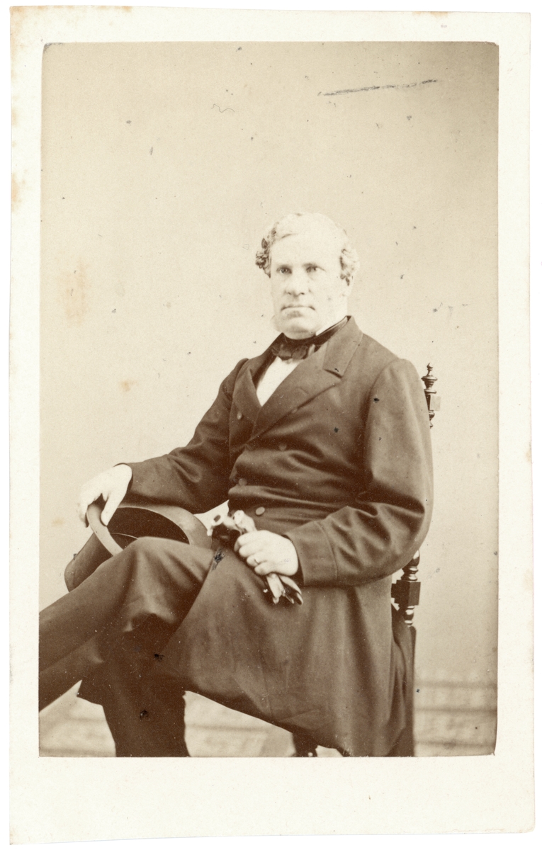 Porträtt av fabrikör Jacob Erik Swartz. Medlem i Borgenskapets äldste i Norrköping. Även handlare och fabrikör i staden.