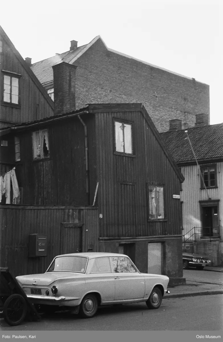 trehus, bolighus, plankegjerde, gårdsinteriør, klestørk, bil, postkasse