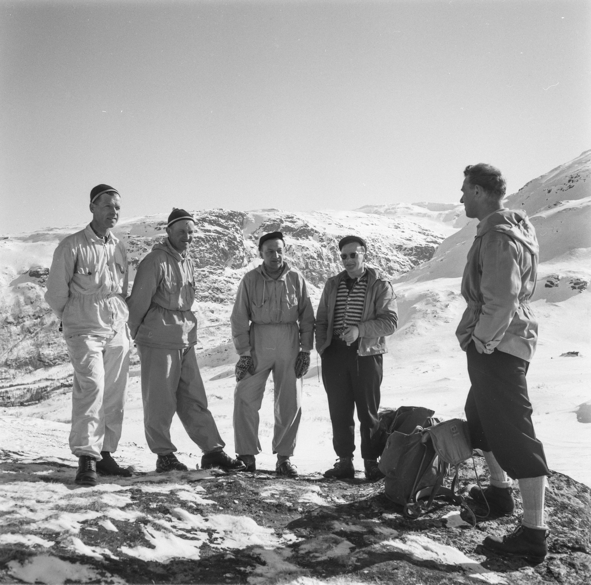 Menn på skitur i høgfjellet. 