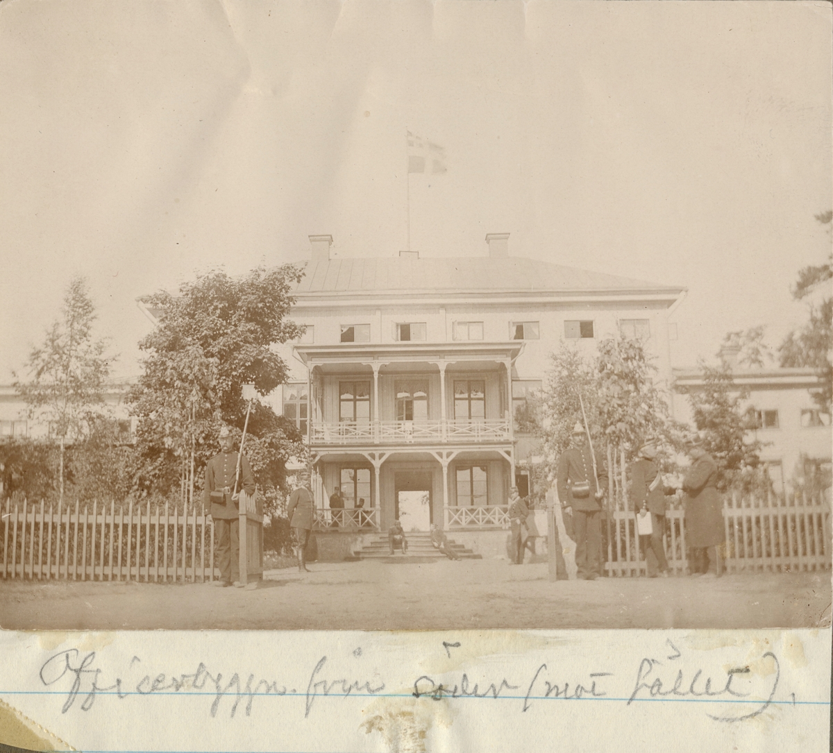 Fotoalbum innehållande bilder från 1893 föreställande Hälsinge regemente. Bilderna visar exteriörer, interiörer, övningar, fritid, gruppfoton och porträtt tagna på regementets övningsplats Mohed.