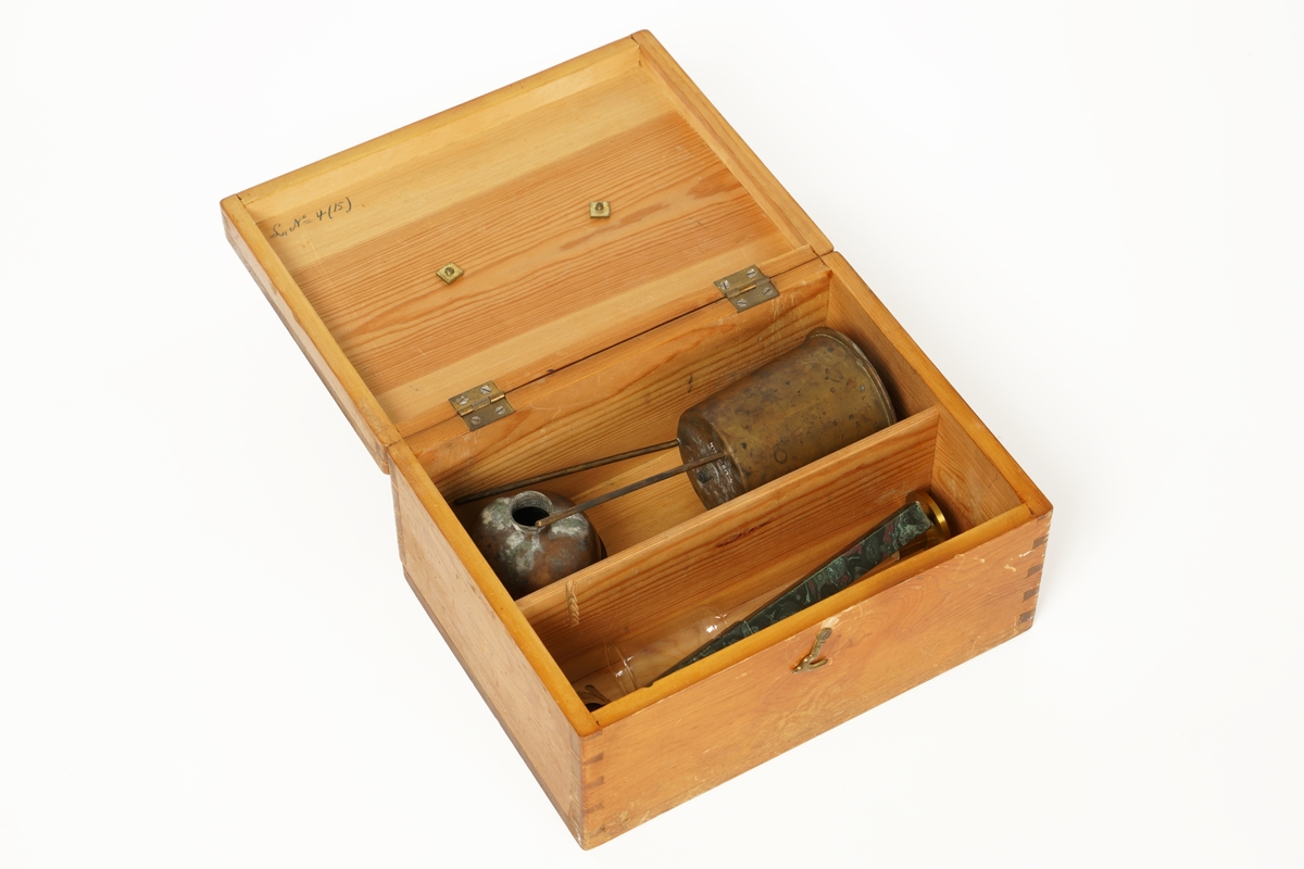 Følgende utstyr er pakket i en tre eske med lokk:
- Alkoholmeter i etui av papp
- Glassrør med to kuleformede beholdere
- et reagensrør med messingfot 
- gummikork isatt vinkelrør av glass med gummi i enden
- rett rør av glass med gummi i endene
-Metallkopp på trefot isatt spiralrør med utløp i bunnen.
-Beholder av metall
-Treeske med lokk og håndtak i metall