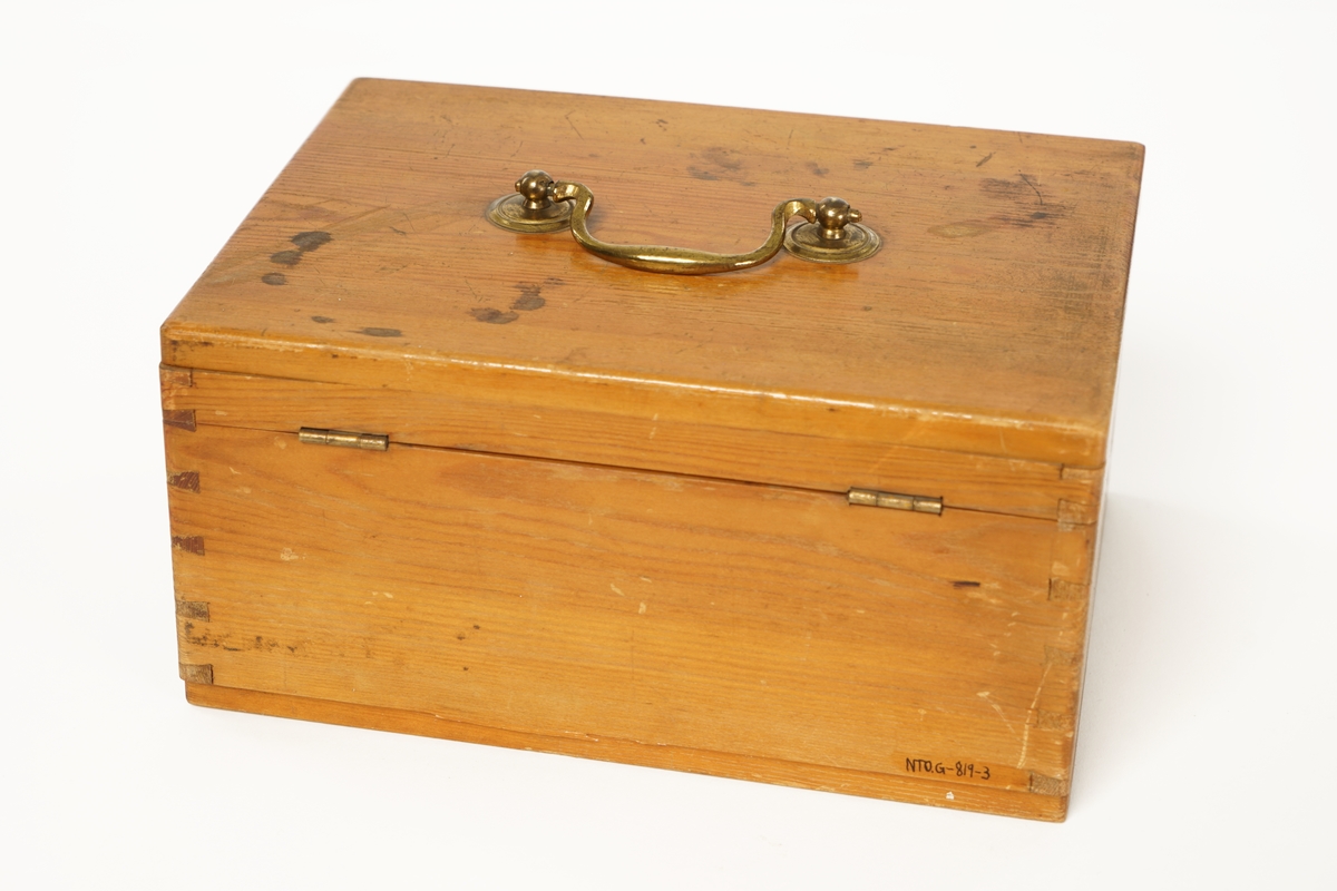 Følgende utstyr er pakket i en tre eske med lokk:
- Alkoholmeter i etui av papp
- Glassrør med to kuleformede beholdere
- et reagensrør med messingfot 
- gummikork isatt vinkelrør av glass med gummi i enden
- rett rør av glass med gummi i endene
-Metallkopp på trefot isatt spiralrør med utløp i bunnen.
-Beholder av metall
-Treeske med lokk og håndtak i metall