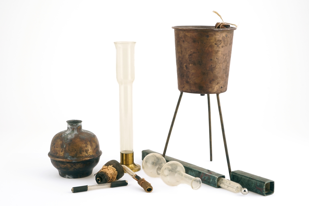 Følgende utstyr er pakket i en tre eske med lokk:
- Alkoholmeter i etui av papp
- Glassrør med to kuleformede beholdere
- et reagensrør med messingfot 
- gummikork isatt vinkelrør av glass med gummi i enden
- rett rør av glass med gummi i endene
-Metallkopp på trefot isatt spiralrør med utløp i bunnen.
-Beholder av metall
-Treeske med lokk og håndtak i metall