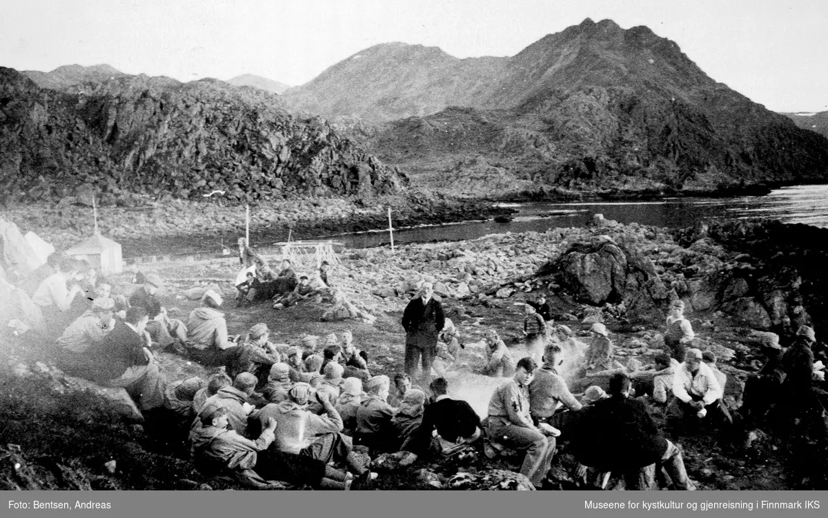 Speidertroppen samlet på Nordmannset, Magerøya (antatt). 1934-1941.