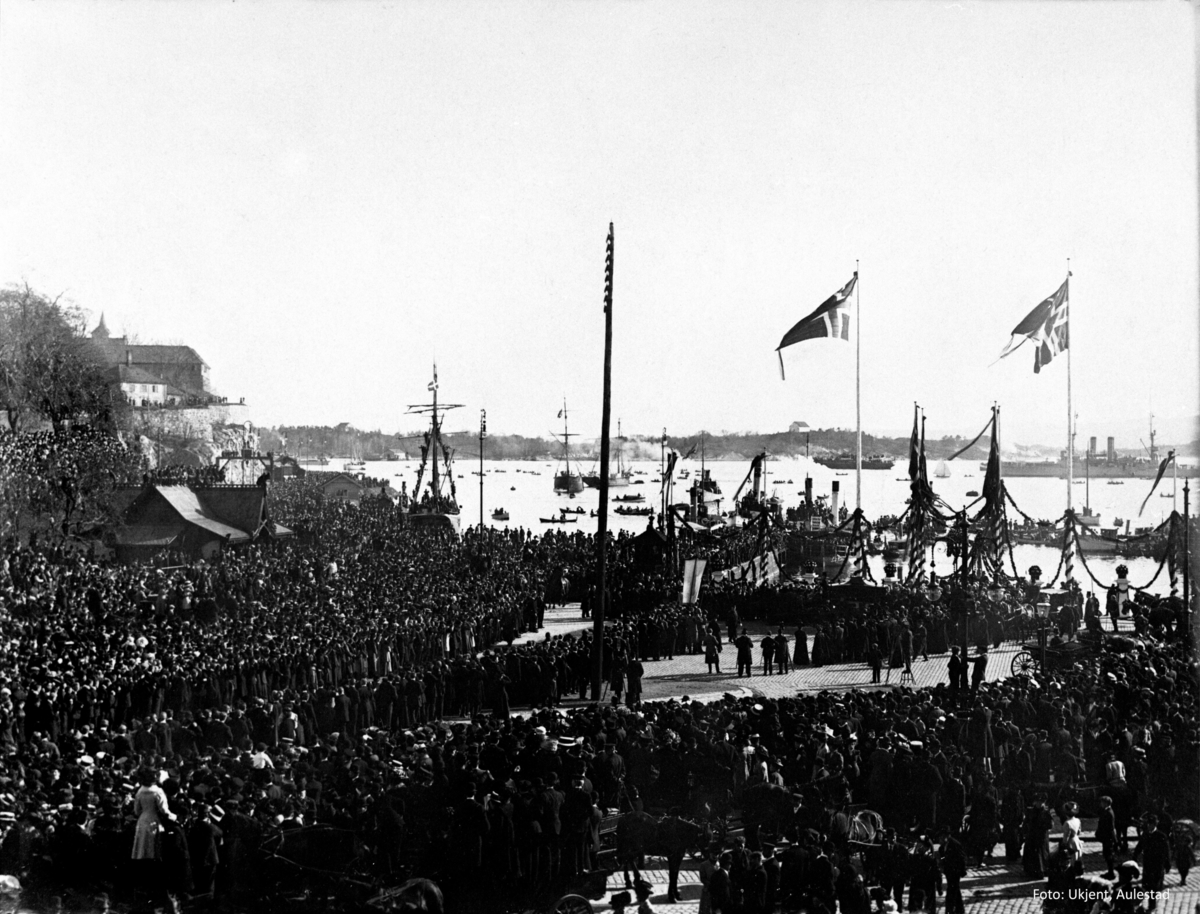 Folkesamling, båter, flagg, havn