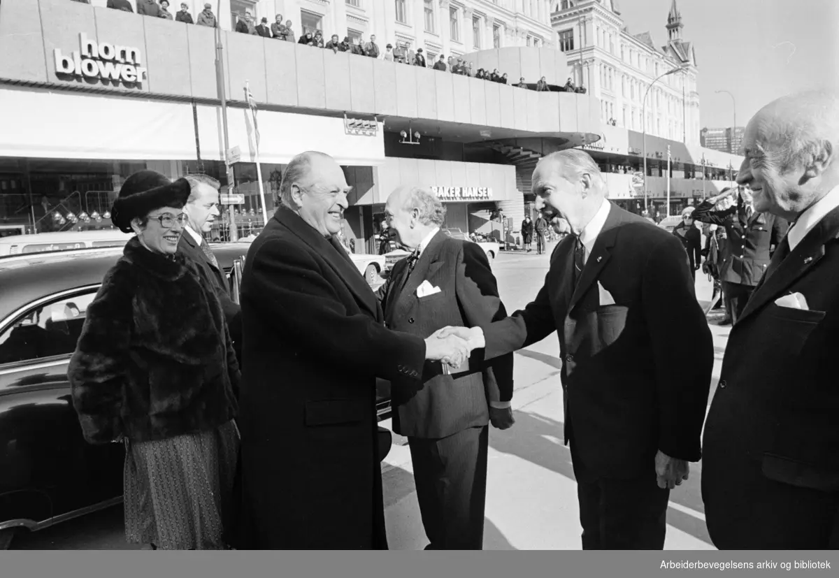 Konserthuset: Åpningen. Gjestene ankommer..Kong Olav hilses velkommen av Rolf Stranger, ellers fra venstre prinsesse Astrid fru Ferner, Johan Martin Ferner og Brynjulf Bull. Mars 1977