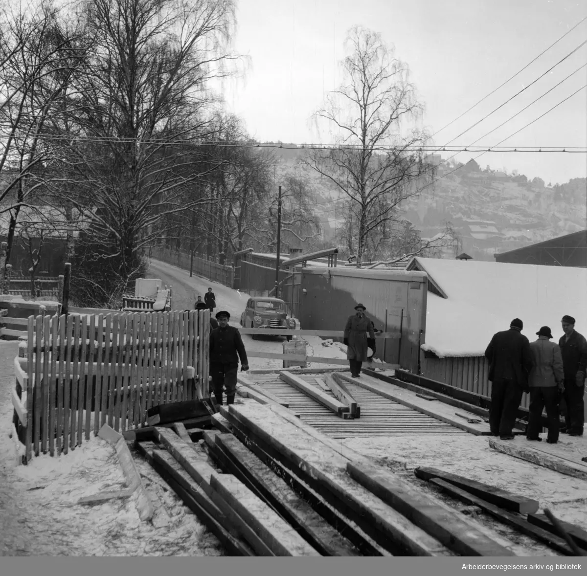 Kværner. Ny bru. Oslo Veivesen reparerer brua som fører Enebakkveien over Loelva. Januar 1955