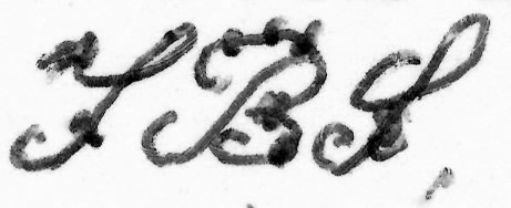 Piphuvud av masurbjörk med ring och fällock på gångjärn. Locket dekorerat med rankor och märkt med initialerna "SBS" (se märkning bild). Stämplar.