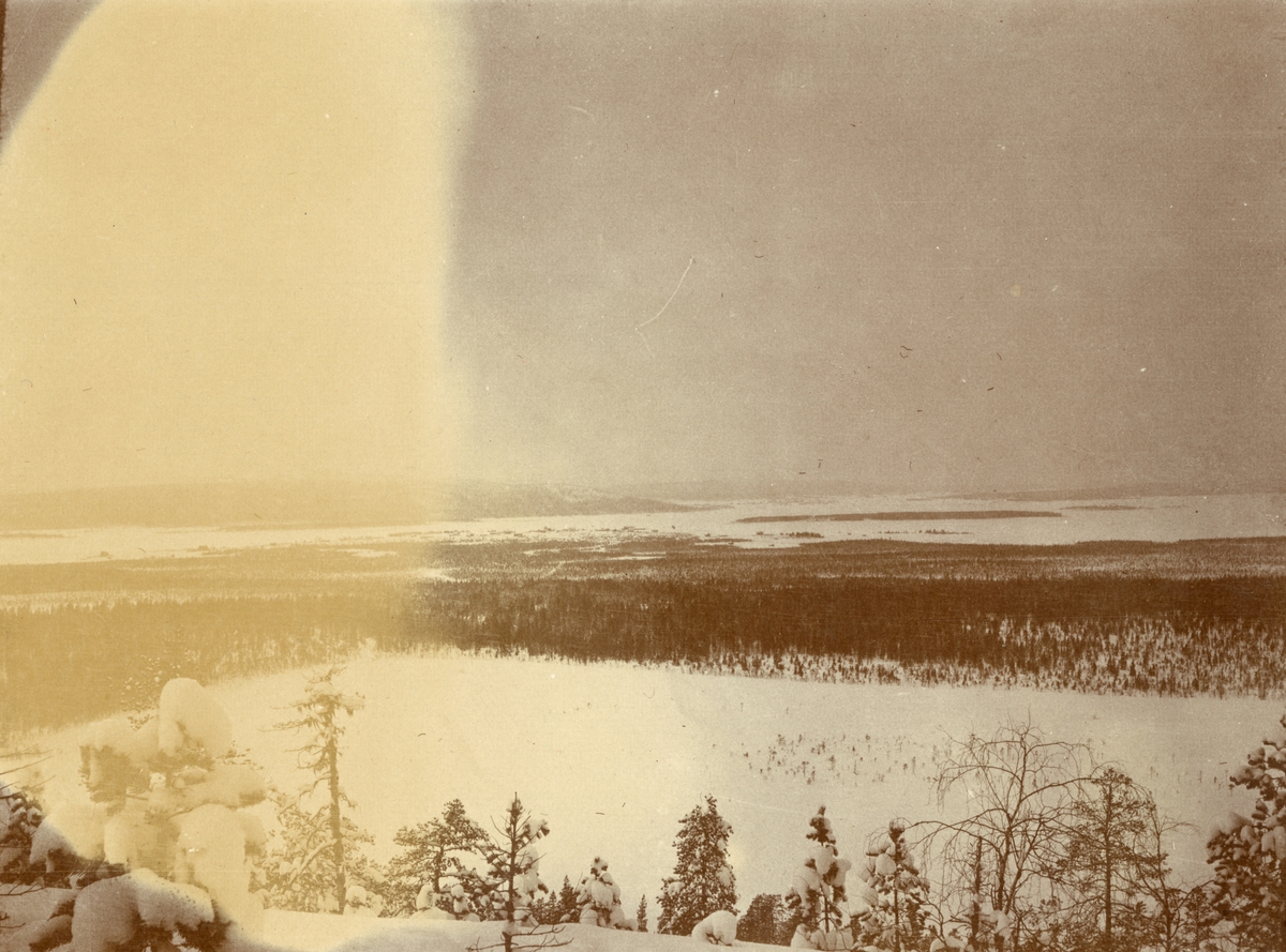 Utsikt över vinterlandskap, Smålands husarregemente K 4 på vinterövning i Norrbotten omkring 1910.