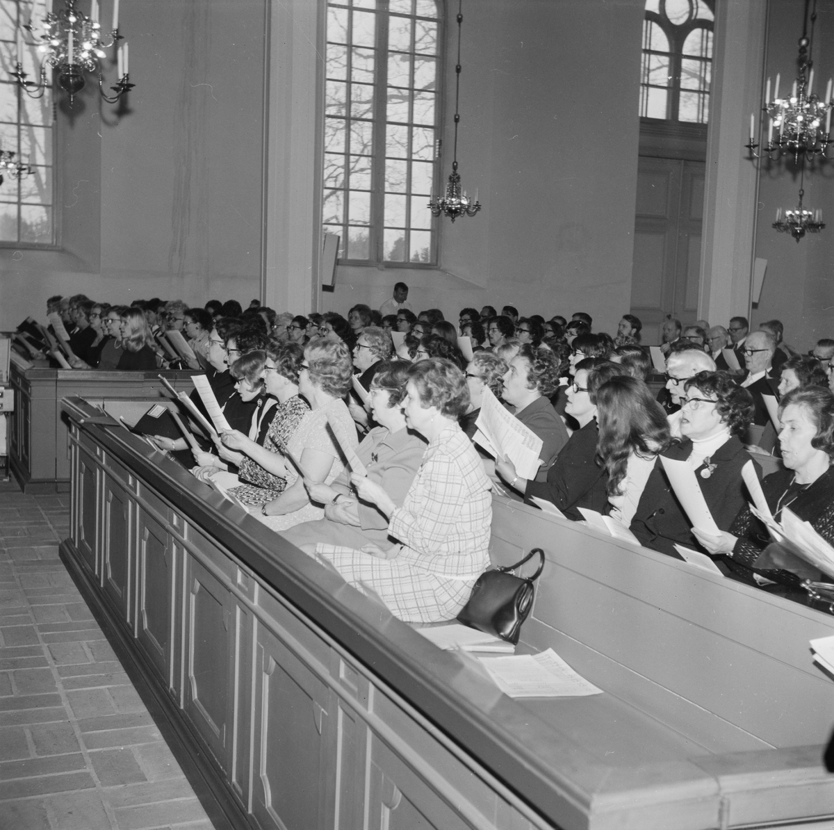 Högmässa i Västlands kyrka, Västlands socken, Uppland, april 1971